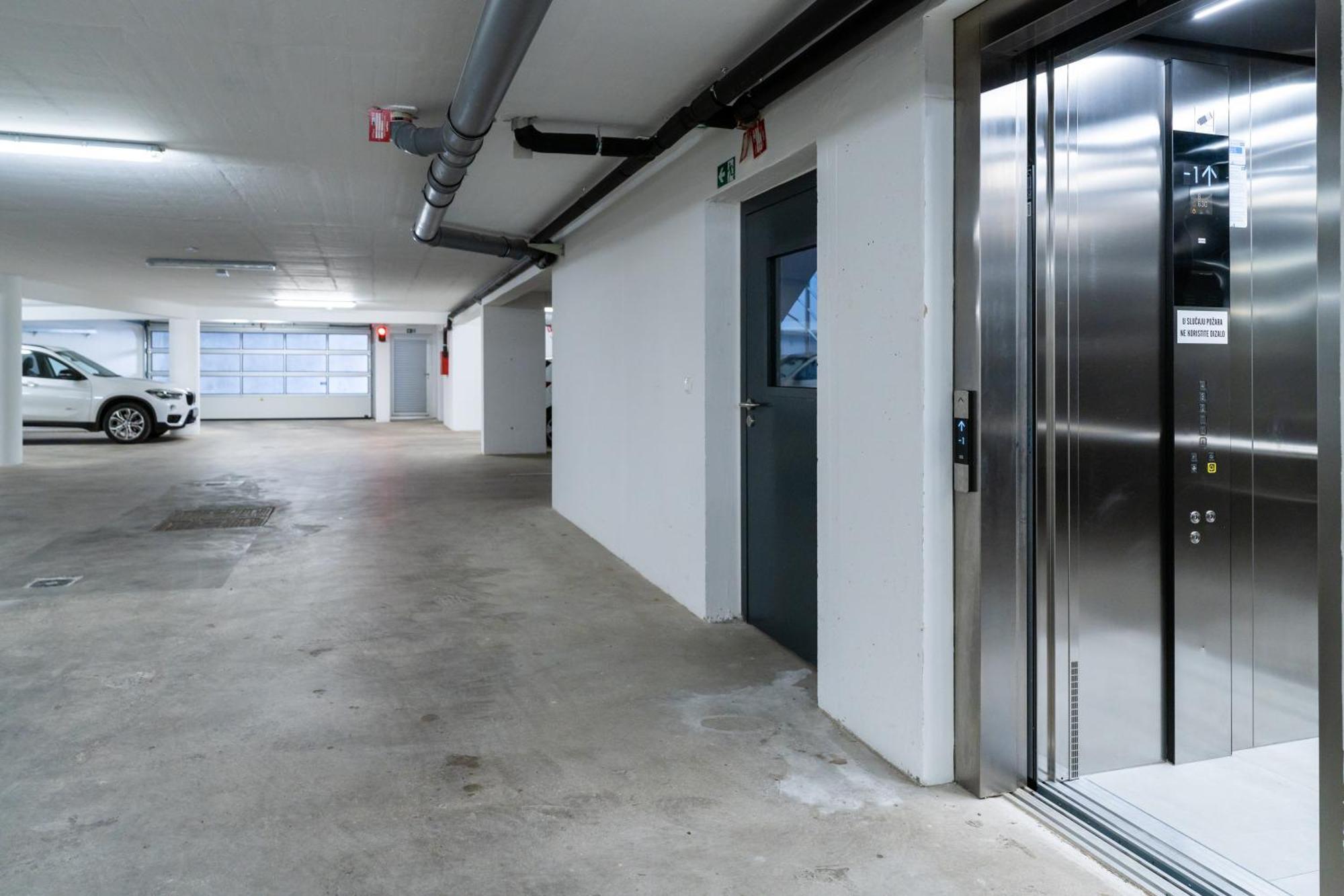 Tres Fenestras - Private Parking